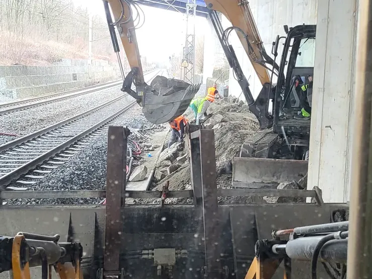 Práce traktorbagrem v interiéru objektu